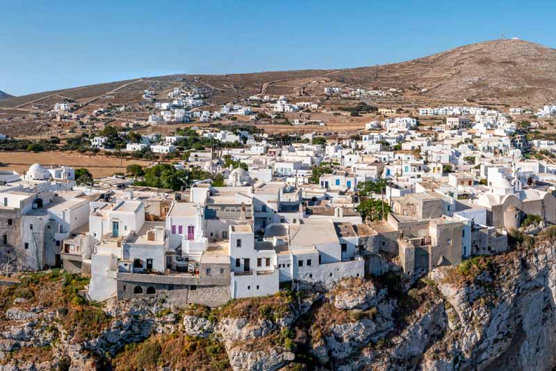 Vista panoramica dall'alto di proprietà nell'isola di Folegandros, in Grecia