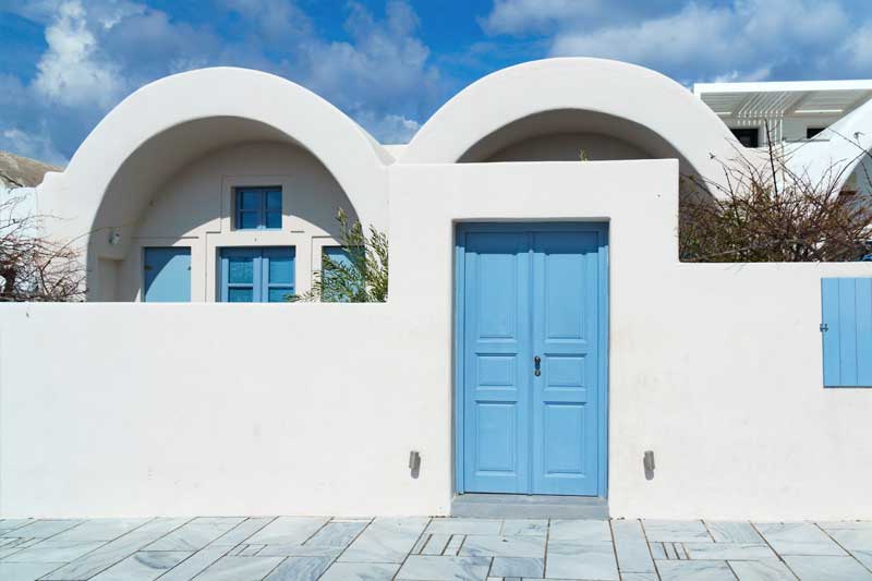 Ingresso di una casa con la tipica architettura blu e bianca a Santorini in Grecia